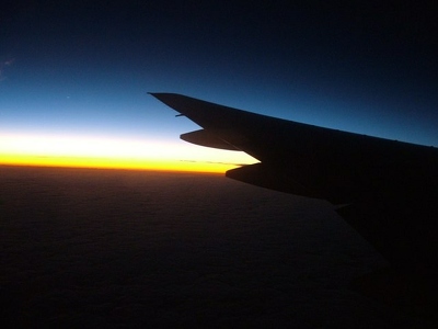 Avion - Leve de soleil sur l aile de l avion