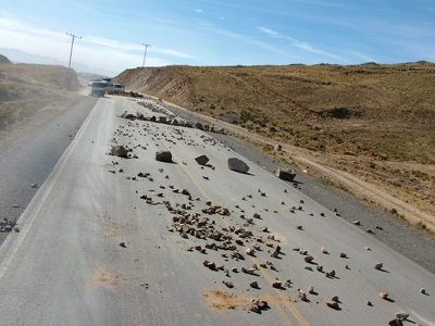 La Paz-Puno 020 - Pierres sur la route - Bolivie