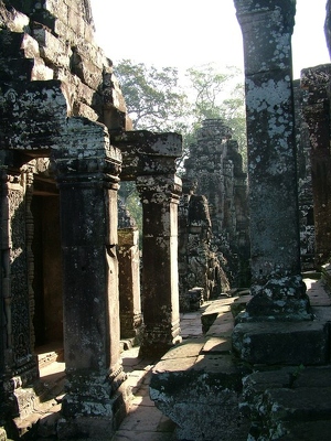 Angkor - 090 - Bayon - Colonnes - Cambodge