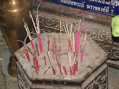 Bangkok - 002 - Encens brules dans temple - Thailande