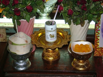 Bangkok - 013 - Wat Pho - Offrande Biere et coco - Thailande