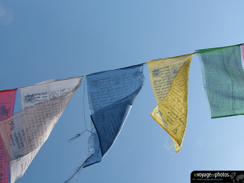 2006-03-25_-_Benares_139_-_Sarnath_-_Drapeaux_pri__re.jpg