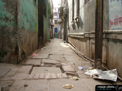 2006-04-14- Benares 002 - Rue vide